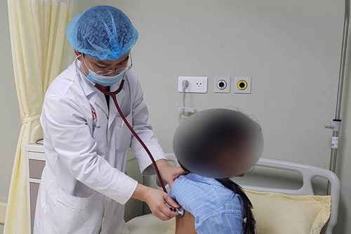Hàng loạt người nhập viện vì sởi biến chứng
