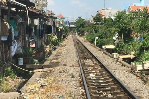 Đi trên đường ray, cô gái bị tàu hỏa đụng tử vong
