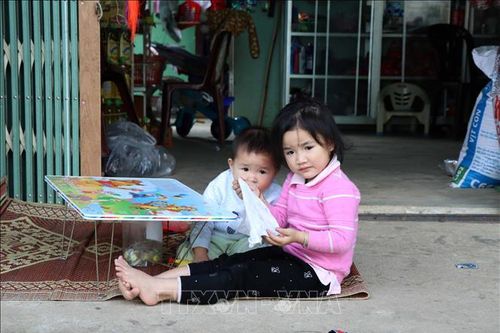 Nhịp sống bình dị của đồng bào Cống, Khơ-mú, Lào nơi biên giới