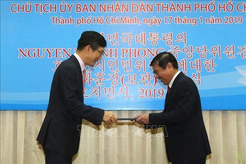 Chủ tịch UBND TP Hồ Chí Minh nhận Huân chương Văn hóa Bogwan