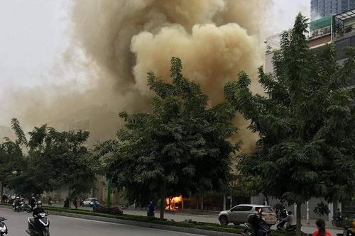 Cháy quán cháo, khói bốc mù mịt trên đường Nguyễn Văn Huyên