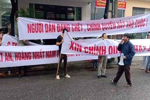 Hàng trăm người dân tụ tập đòi quyền lợi trong việc đầu tư đất đai tại khu vực Điện Bàn (Quảng Nam)