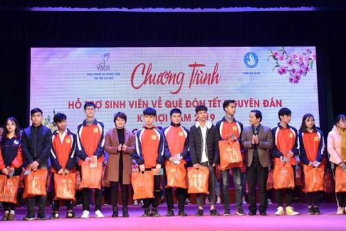 Tiếp sức sinh viên nghèo về quê đón Tết
