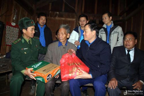 Hàng trăm suất quà hưởng ứng 'Tết vì người nghèo' ở xã vùng biên