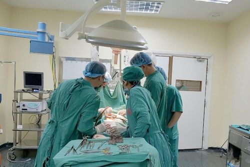 Phẫu thuật cắt bỏ khối u nặng 2kg ở tuyến ức cho nữ bệnh nhân