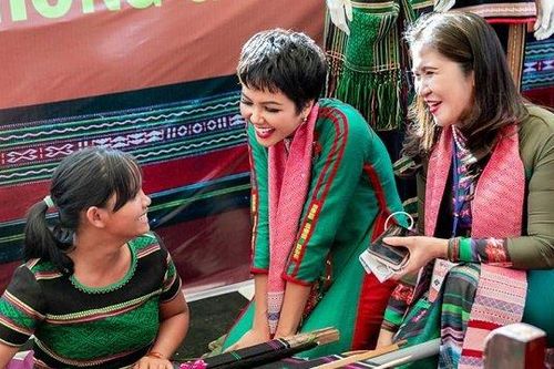 Lịch trình dày đặc, H'Hen Niê 5 ngày liên tục ngủ không quá 5 tiếng