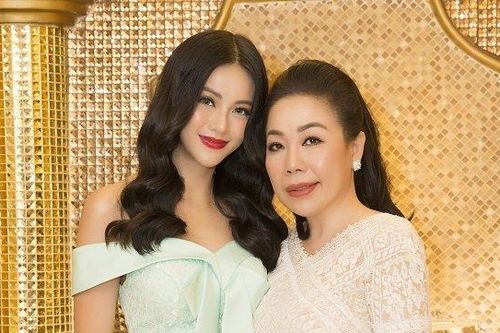 Ngạc nhiên với món quà Phương Khánh dành tặng NTK Linh San trong ngày Giỗ tổ nghề may