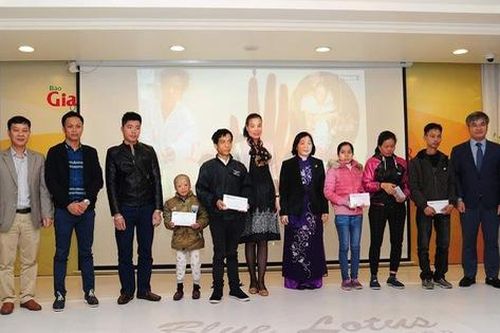 Báo Gia đình & Xã Hội trao 75 triệu đồng cho 5 gia đình có hoàn cảnh khó khăn trước thềm năm mới
