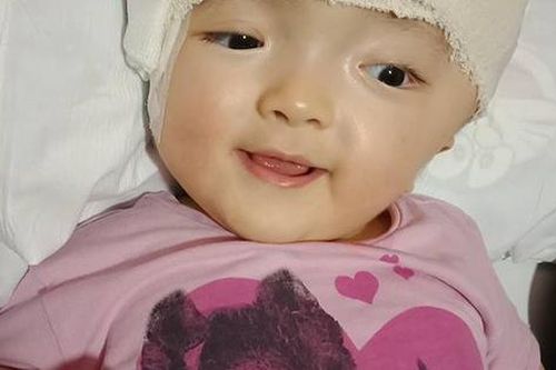Giành được sự sống sau 11 lần phẫu thuật, bé Hoài Thương đón Tết với nụ cười xinh