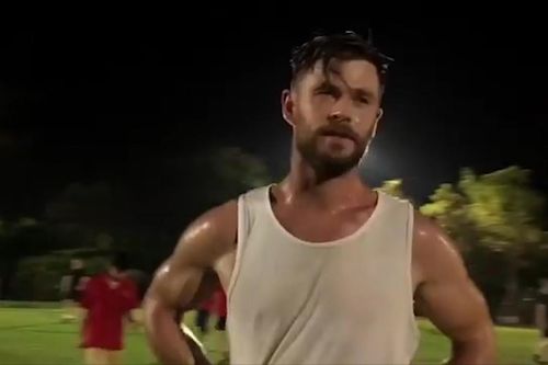 Thần sấm Thor 'treo búa', qua Thái Lan đá bóng