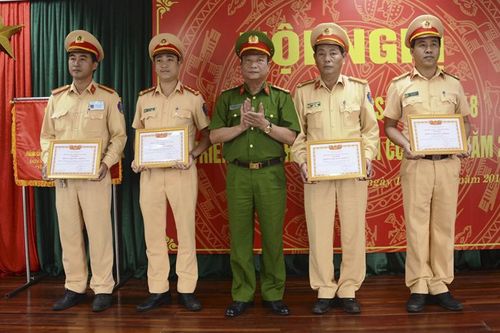 Xây dựng hình ảnh người Cảnh sát Giao thông nhân văn, vì nhân dân phục vụ