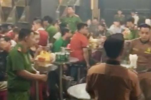 Đột kích vũ trường Đông Kinh, phát hiện 27 thanh niên dương tính với ma túy