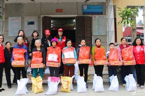 Hội Chữ thập đỏ Nghệ An phối hợp trao quà Tết đến người nghèo, nạn nhân da cam