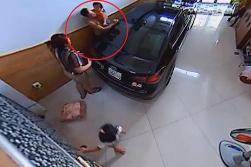 Chơi đùa trong nhà, em bé vô tình bị kẹt đầu giữa tường và ôtô