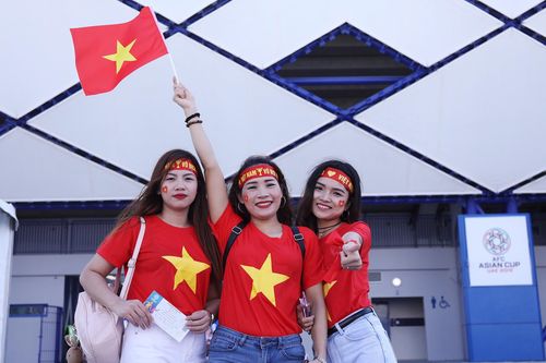 Cổ động viên nữ tiếp lửa cho tuyển Việt Nam trước Jordan