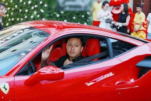 Tuấn Hưng đưa vợ đi 'bão' bằng siêu xe sau khi Việt Nam thắng Jordan