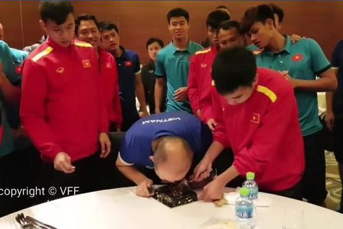 Thầy Park 'lừa'' tiền vệ Đức Huy mắc bẫy 'ngọt ngào' dịp sinh nhật