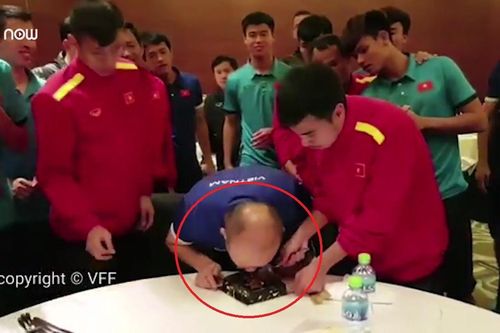 Clip: Thầy Park 'dụ' Đức Huy ăn bánh sinh nhật bằng mặt