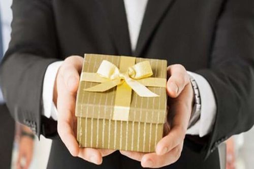 Những túi quà Tết tiền tỉ khiến hàng loạt 'sếp bự' dính vòng lao lí