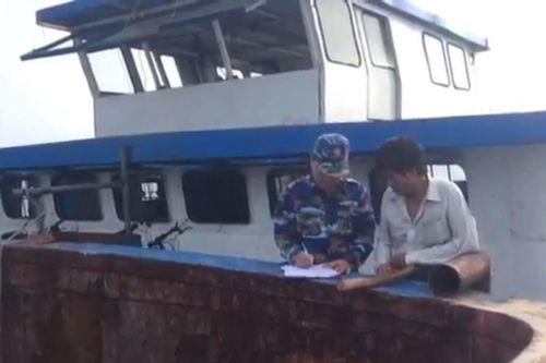 Cảnh sát biển tạm giữ tàu vận chuyển hàng hóa trái phép
