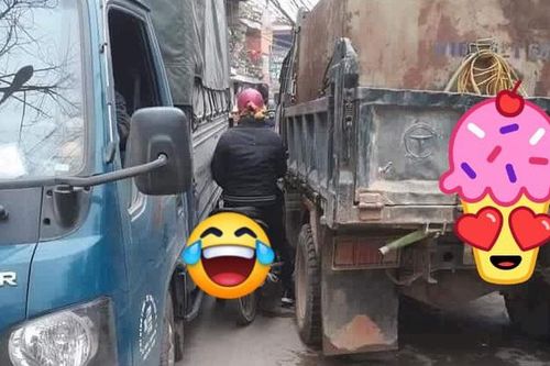 Người phụ nữ lạng lách kẹt giữa 2 ô tô tải khiến dân mạng hốt hoảng: 'Cánh đàn ông cũng chào thua với chị'