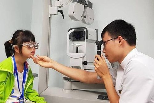 Những bố mẹ có con bị cận thị nhất định phải biết điều này