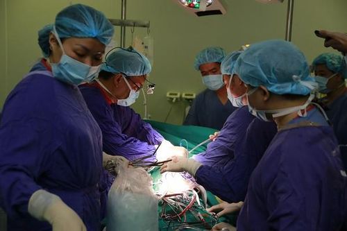Bác sĩ Việt chạy đua với thời gian cứu sống bệnh nhân người Mỹ nguy kịch