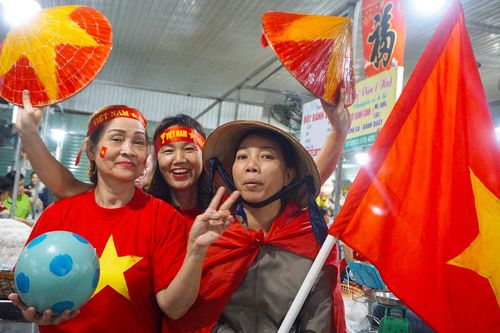 Tiểu thương Đà Nẵng treo cờ kín chợ, cổ vũ đội tuyển Việt Nam