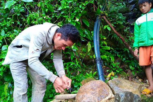 Phó trưởng CAX dùng tiền túi lắp máy phát điện cho trường học