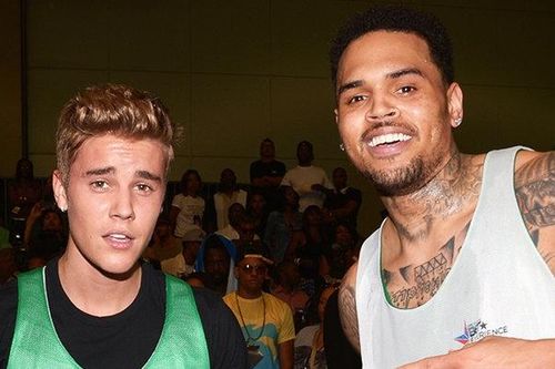Về phe Chris Brown sau cáo buộc quấy rối, Justin Bieber muốn chống lại cả thế giới?