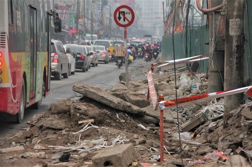 Hàng rào, vật liệu xây dựng ngổn ngang giữa đường Hà Nội ngày giáp Tết