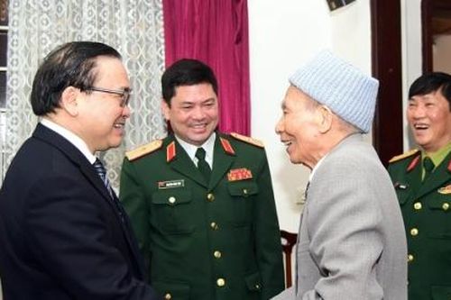 Bí thư Thành ủy Hà Nội chúc Tết các tướng lĩnh quân đội đã nghỉ hưu
