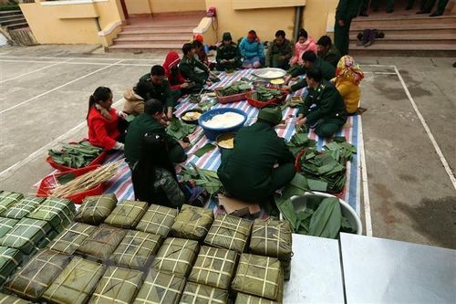 Ấm áp ngày hội bánh chưng xanh cho người nghèo vùng biên giới