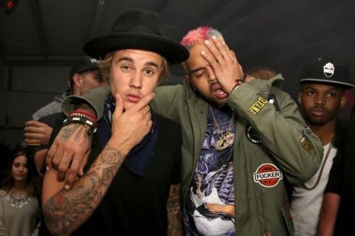 Justin Bieber bị 'ném đá' khi công khai bênh vực Chris Brown sau cáo cuộc cưỡng hiếp