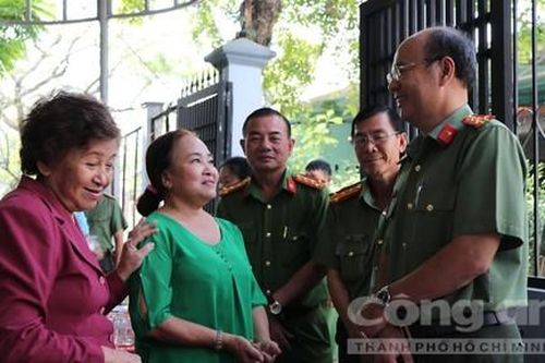 Công an TP.HCM Tặng quà mẹ VNAH và gia đình liệt sỹ An ninh T4