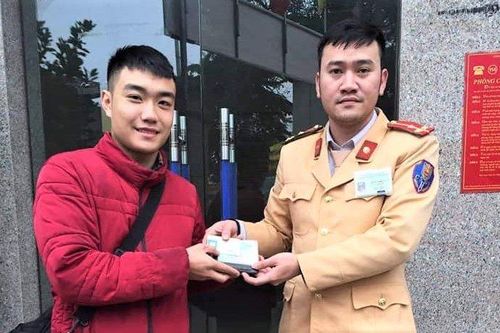 Nhận lại ví tiền đánh rơi, nam sinh viết thư cảm ơn CSGT Hà Nội