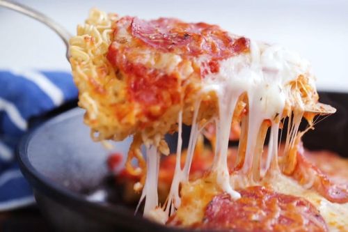 Ramen pizza - món ăn kết hợp mì ramen và bánh pizza hấp dẫn