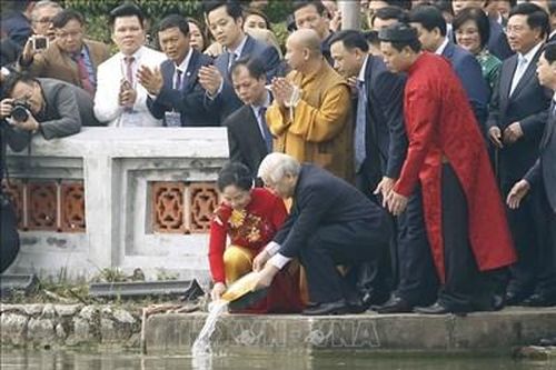 Tổng Bí thư, Chủ tịch nước Nguyễn Phú Trọng và Phu nhân thả cá chép tiễn ông Công ông Táo