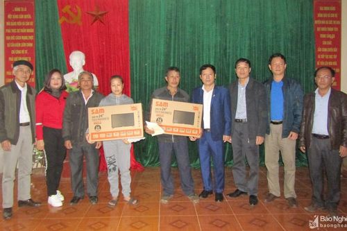 Ban Tổ chức Tỉnh ủy thăm, tặng quà Tết người nghèo tại Quế Phong, Đô Lương