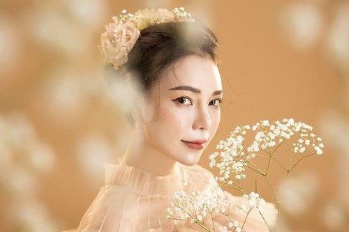 Trà Ngọc Hằng lần hiếm hoi hát Bolero, tái xuất âm nhạc sau khi sinh con