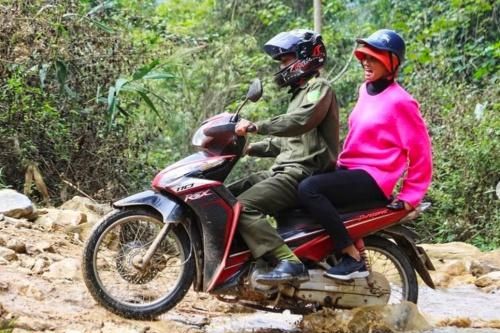 Dân mạng quốc tế khen ngợi ảnh H'Hen Niê đi xe máy đón Tết ở Sơn La