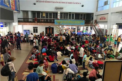 Hàng nghìn người vật vờ ở ga Sài Gòn sau sự cố tàu SE1 trật bánh