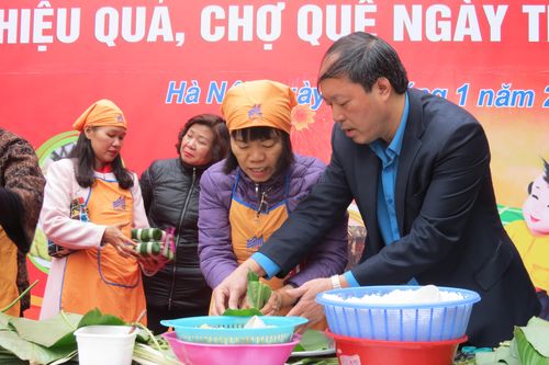 Ấm áp ngày hội thi gói bánh chưng tại May 10