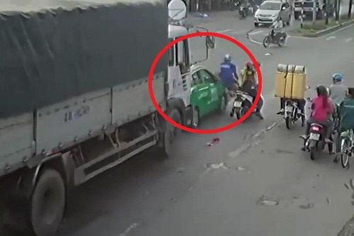 Clip: Xe tải đâm liên hoàn xe dừng đèn đỏ, người đi xe máy thoát chết khó tin
