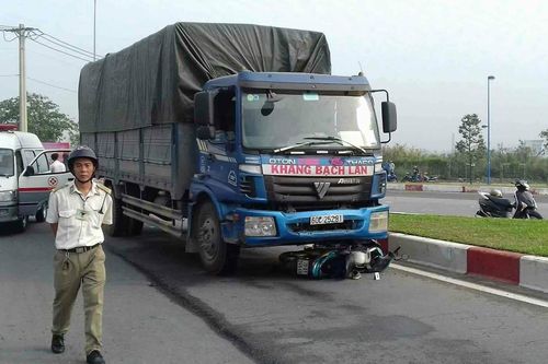 Va chạm với xe tải, 9X thiệt mạng ngày giáp Tết ở Sài Gòn
