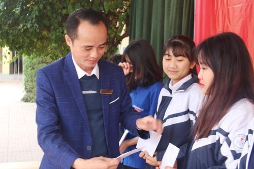 Trao 140 suất quà cho học sinh THPT Cẩm Bình (Hà Tĩnh) vượt khó