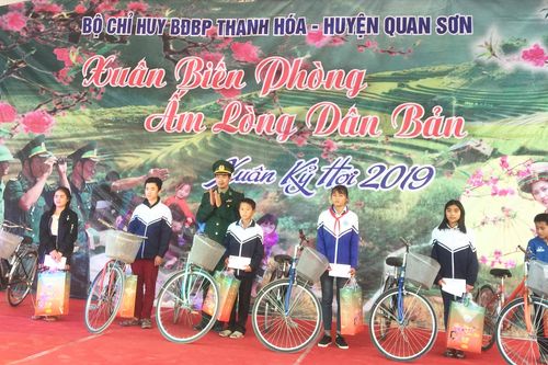 Ấm áp 'Xuân Biên phòng, ấm lòng dân bản' tại Quan Sơn
