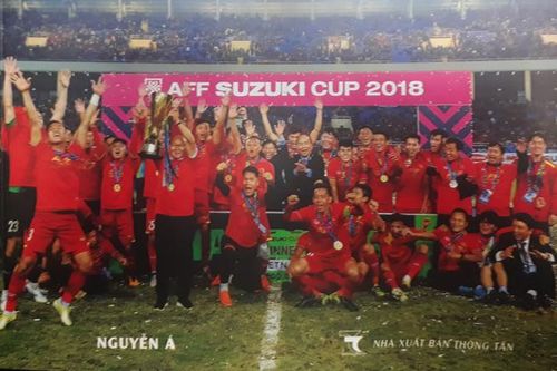 Ra mắt sách và triển lãm ảnh '2018 - Dấu ấn lịch sử Bóng đá Việt Nam'