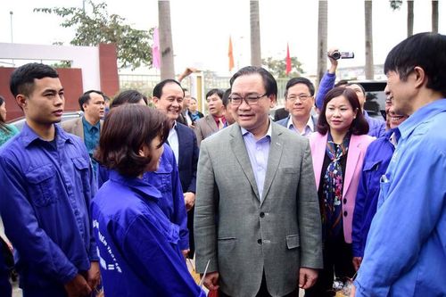 Bí thư Thành ủy Hoàng Trung Hải thăm, tặng quà Tết công nhân thủy lợi và môi trường