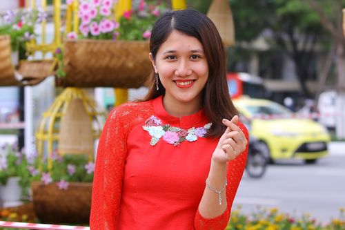 Con gái Đà Nẵng đổ xô đến đường hoa đang thi công để chụp hình